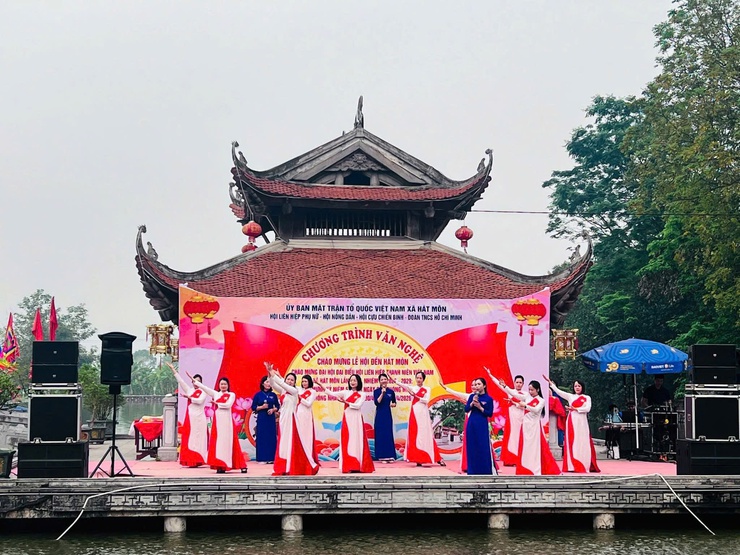 Tuổi trẻ Hát Môn sôi nổi chương trình văn nghệ chào mừng các sự kiện trọng đại- Ảnh 1.