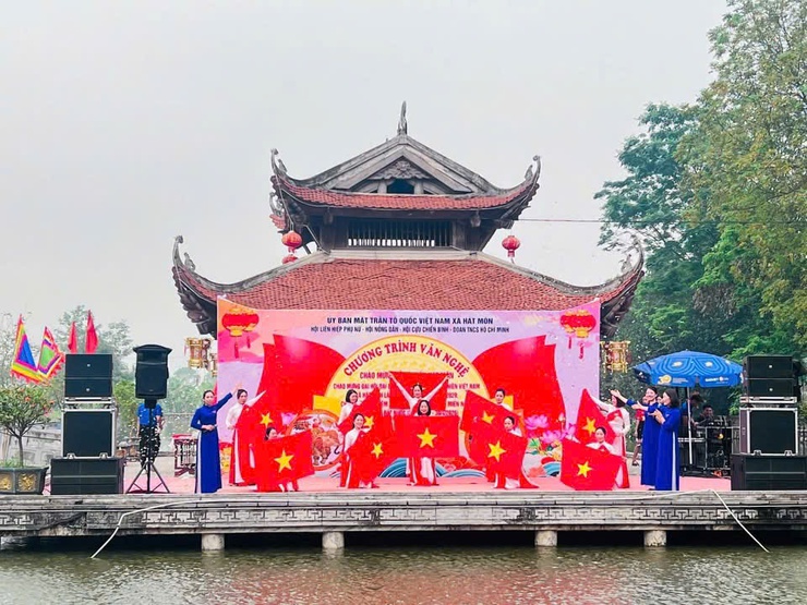 Tuổi trẻ Hát Môn sôi nổi chương trình văn nghệ chào mừng các sự kiện trọng đại- Ảnh 2.