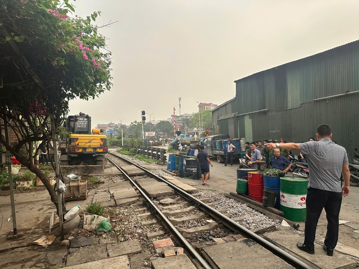 Ra quân xử lý lối đi tự mở qua đường sắt tại xã Thanh Trì- Ảnh 1.
