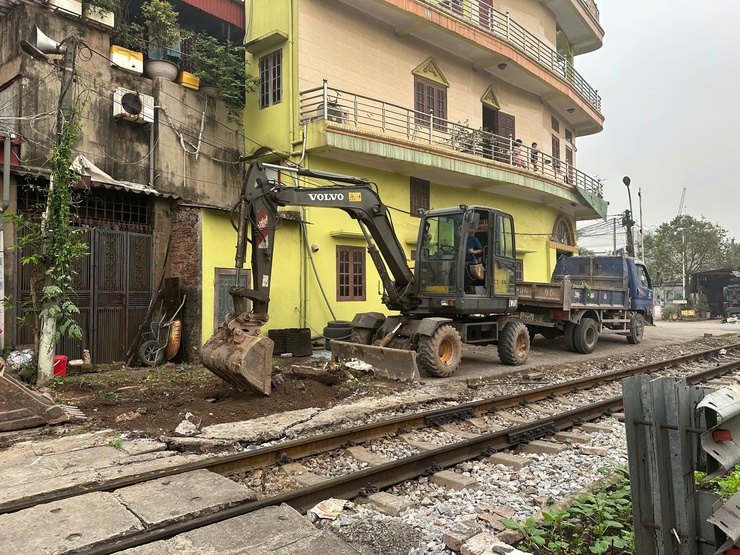 Ra quân xử lý lối đi tự mở qua đường sắt tại xã Thanh Trì- Ảnh 2.