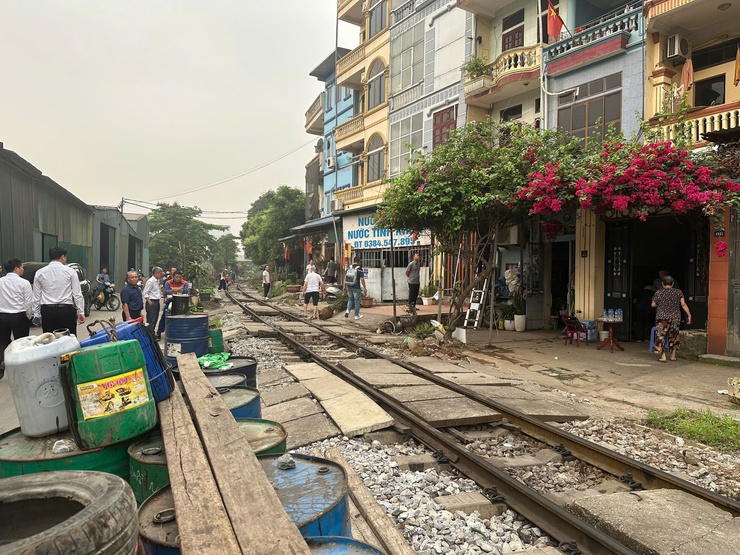 Ra quân xử lý lối đi tự mở qua đường sắt tại xã Thanh Trì- Ảnh 5.