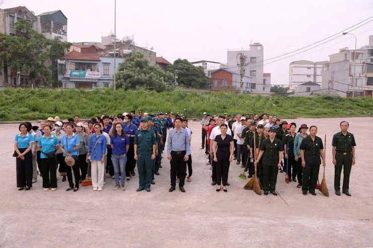 Phường Đông Ngạc tổ chức ra quân tổng vệ sinh môi trường, ra mắt mô hình “Mái đê xanh” chào mừng kỷ niệm 51 năm Ngày Giải phóng miền Nam, thống nhất đất nước (30/4/1975 – 30/4/2026)- Ảnh 1.