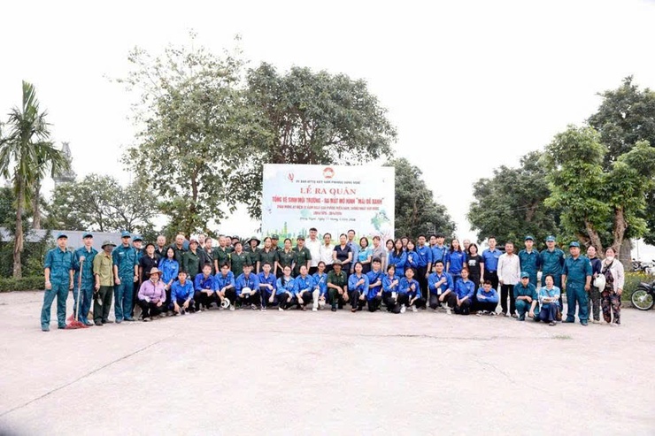 Phường Đông Ngạc tổ chức ra quân tổng vệ sinh môi trường, ra mắt mô hình “Mái đê xanh” chào mừng kỷ niệm 51 năm Ngày Giải phóng miền Nam, thống nhất đất nước (30/4/1975 – 30/4/2026)- Ảnh 10.