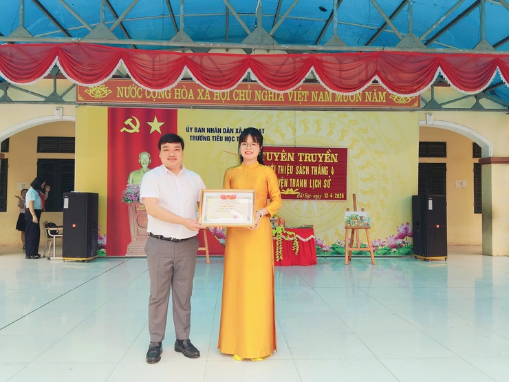 Chủ tịch UBND xã Bất Bạt khen thưởng đột xuất giáo viên trường tiểu học Tòng Bạt đạt giải nhì hội thi giáo viên dạy giỏi cấp thành phố- Ảnh 1.