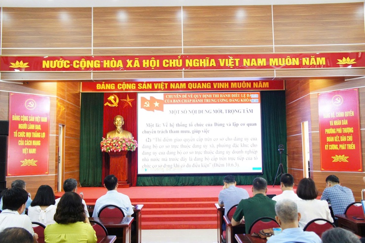Phường Phú Thượng tiếp sóng Hội nghị toàn quốc quán triệt Nghị quyết Trung ương khóa XIV và triển khai chương trình hành động của Thành ủy Hà Nội- Ảnh 2.