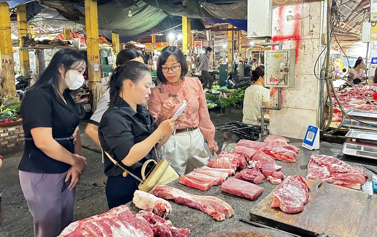 Bát Tràng tăng cường kiểm tra an toàn thực phẩm lĩnh vực công thương tại các chợ - Ảnh 4.