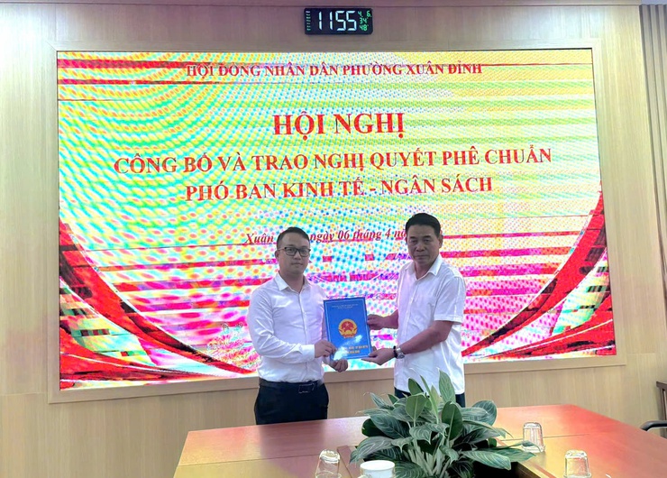 Phường Xuân Đỉnh công bố và trao Nghị quyết phê chuẩn Phó Ban Kinh tế - ngân sách Hội đồng nhân dân phường Xuân Đỉnh- Ảnh 1.