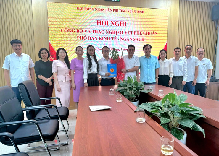 Phường Xuân Đỉnh công bố và trao Nghị quyết phê chuẩn Phó Ban Kinh tế - ngân sách Hội đồng nhân dân phường Xuân Đỉnh- Ảnh 2.