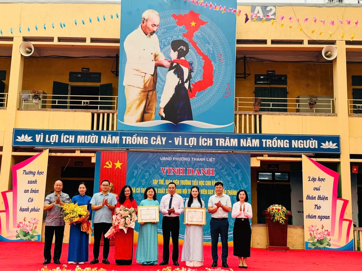 Phường Thanh Liệt khen thưởng hai giáo viên có thành tích xuất sắc tại Hội thi giáo viên dạy giỏi cấp Tiểu học Thành phố- Ảnh 9.