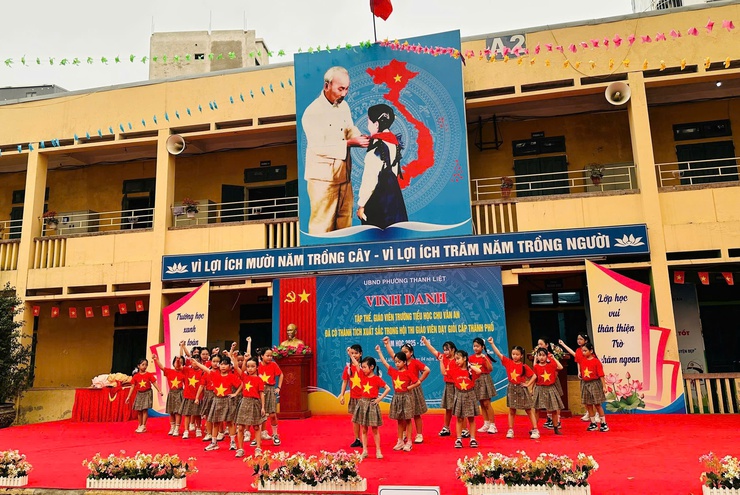 Phường Thanh Liệt khen thưởng hai giáo viên có thành tích xuất sắc tại Hội thi giáo viên dạy giỏi cấp Tiểu học Thành phố- Ảnh 1.