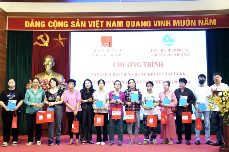 Phường Phú Thượng: Lan tỏa yêu thương qua chương trình trao quà phụ nữ khuyết tật nhân Ngày Người khuyết tật Việt Nam- Ảnh 4.
