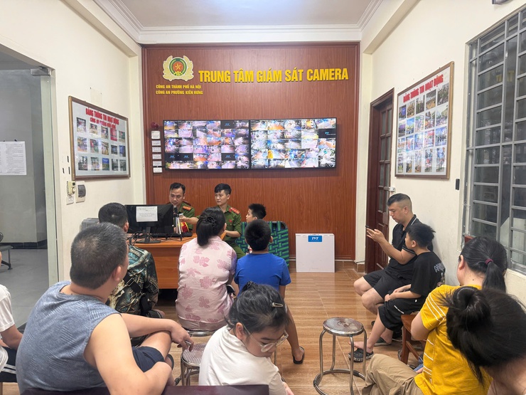 Công an phường Kiến Hưng cấp căn cước cho trẻ em: Nỗ lực không quản ngày đêm vì người dân- Ảnh 1.