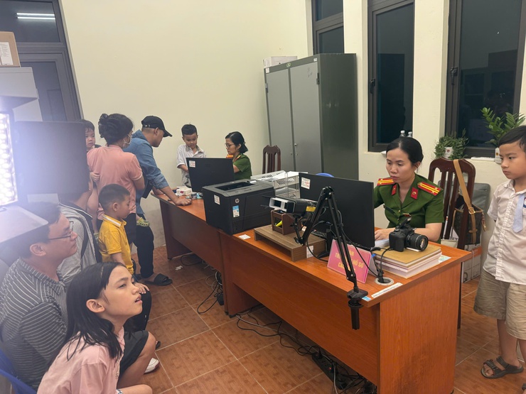 Công an phường Kiến Hưng cấp căn cước cho trẻ em: Nỗ lực không quản ngày đêm vì người dân- Ảnh 2.