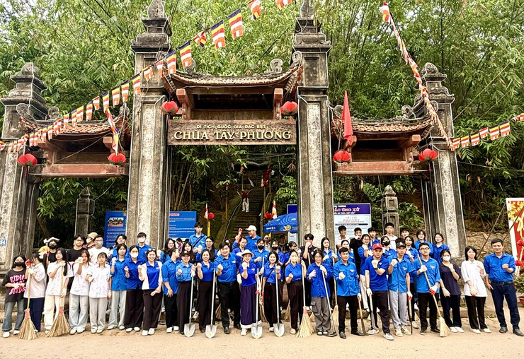 TUỔI TRẺ XÃ TÂY PHƯƠNG RA QUÂN TỔNG VỆ SINH MÔI TRƯỜNG, HƯỚNG TỚI LỄ HỘI CHÙA TÂY PHƯƠNG NĂM 2026 - Ảnh 1.