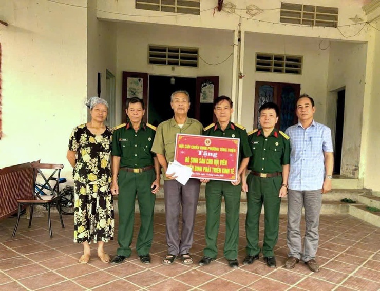 Lan tỏa nghĩa tình đồng đội – Hội CCB phường Tùng Thiện tặng bò hỗ trợ hội viên phát triển kinh tế- Ảnh 1.