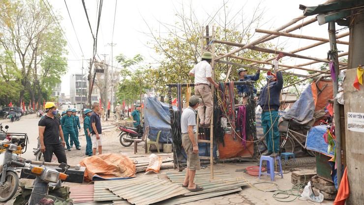 UBND xã quyết liệt giải toả vi phạm hàng lang an toàn giao thông trên địa bàn - Ảnh 1.