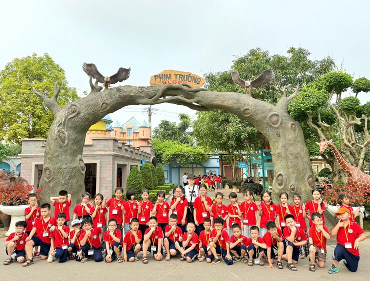 Học sinh trường Tiểu học Thúy Lĩnh rạng rỡ nụ cười trong chuyến tham quan trải nghiệm tại Glory Farm Resort- Ảnh 1.