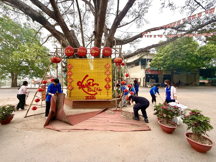 TUỔI TRẺ XÃ TÂY PHƯƠNG RA QUÂN TỔNG VỆ SINH MÔI TRƯỜNG, HƯỚNG TỚI LỄ HỘI CHÙA TÂY PHƯƠNG NĂM 2026 - Ảnh 2.