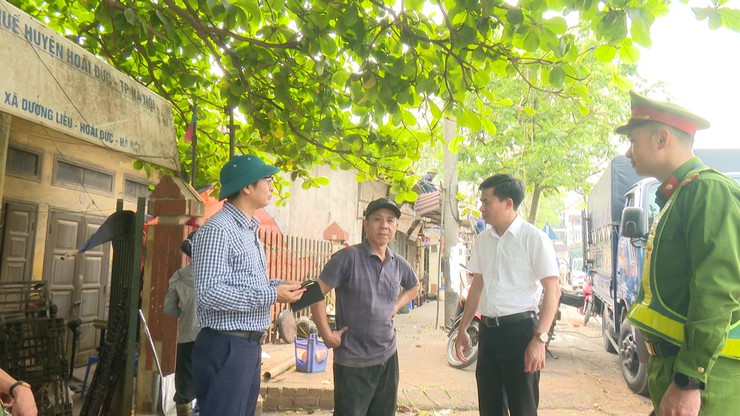 UBND xã quyết liệt giải toả vi phạm hàng lang an toàn giao thông trên địa bàn - Ảnh 2.