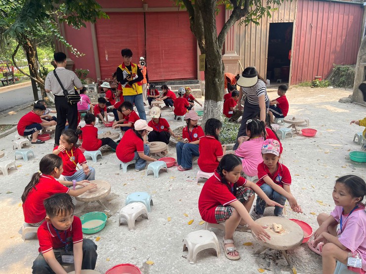 Học sinh trường Tiểu học Thúy Lĩnh rạng rỡ nụ cười trong chuyến tham quan trải nghiệm tại Glory Farm Resort- Ảnh 2.