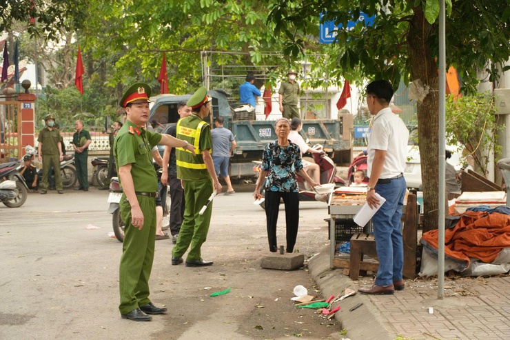 Xã Tây Phương tiếp tục ra quân chỉnh trang đô thị, nông thôn, xử lý chợ cóc và vi phạm trật tự công cộng- Ảnh 3.