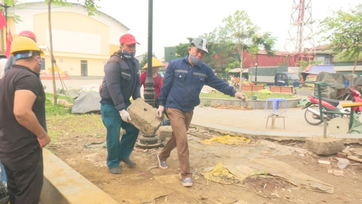 UBND xã quyết liệt giải toả vi phạm hàng lang an toàn giao thông trên địa bàn - Ảnh 3.