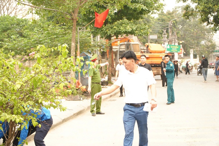 Xã Tây Phương tiếp tục ra quân chỉnh trang đô thị, nông thôn, xử lý chợ cóc và vi phạm trật tự công cộng- Ảnh 4.