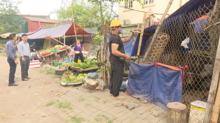 UBND xã quyết liệt giải toả vi phạm hàng lang an toàn giao thông trên địa bàn - Ảnh 4.