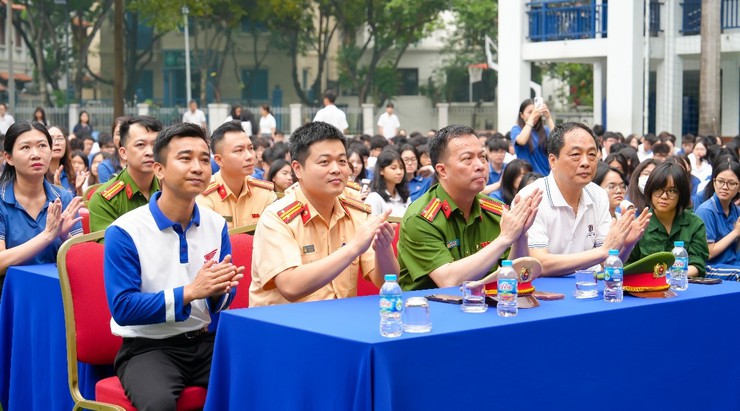 Công an phường Yên Hòa phối hợp tuyên truyền, hướng dẫn kỹ năng tham gia giao thông an toàn cho học sinh Trường THPT Lý Thái Tổ- Ảnh 1.