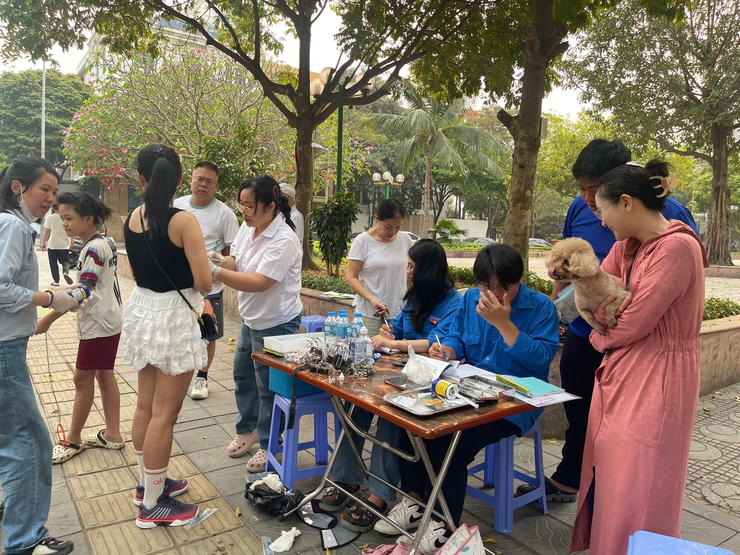 Phường Yên Hòa triển khai tiêm phòng vắc xin Dại cho đàn chó, mèo trên địa bàn phường - Ảnh 2.