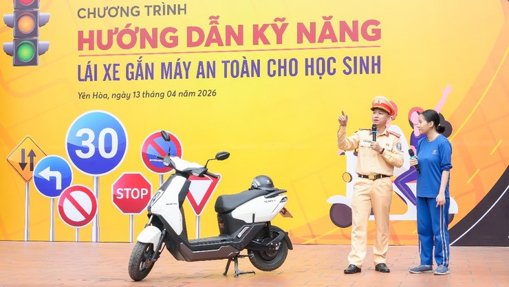Công an phường Yên Hòa phối hợp tuyên truyền, hướng dẫn kỹ năng tham gia giao thông an toàn cho học sinh Trường THPT Lý Thái Tổ- Ảnh 2.