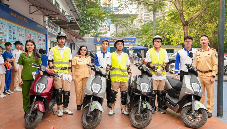 Công an phường Yên Hòa phối hợp tuyên truyền, hướng dẫn kỹ năng tham gia giao thông an toàn cho học sinh Trường THPT Lý Thái Tổ- Ảnh 4.