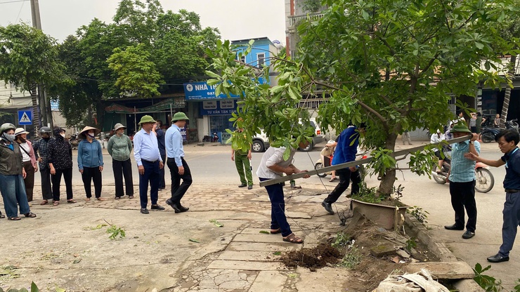 Xã Tây Phương tiếp tục ra quân chỉnh trang đô thị, nông thôn, xử lý chợ cóc và vi phạm trật tự công cộng- Ảnh 5.