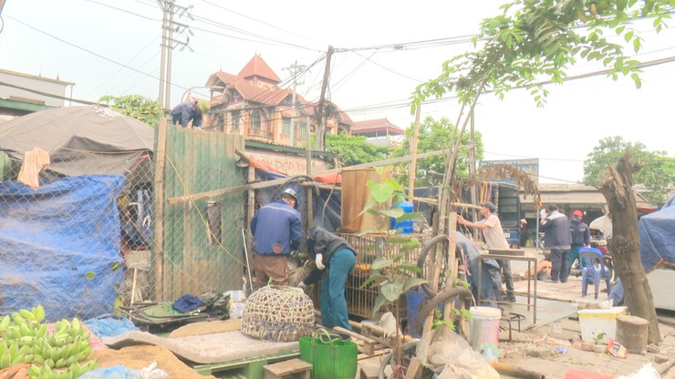 UBND xã quyết liệt giải toả vi phạm hàng lang an toàn giao thông trên địa bàn - Ảnh 5.