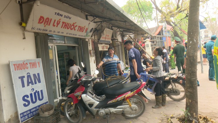 UBND xã quyết liệt giải toả vi phạm hàng lang an toàn giao thông trên địa bàn - Ảnh 6.