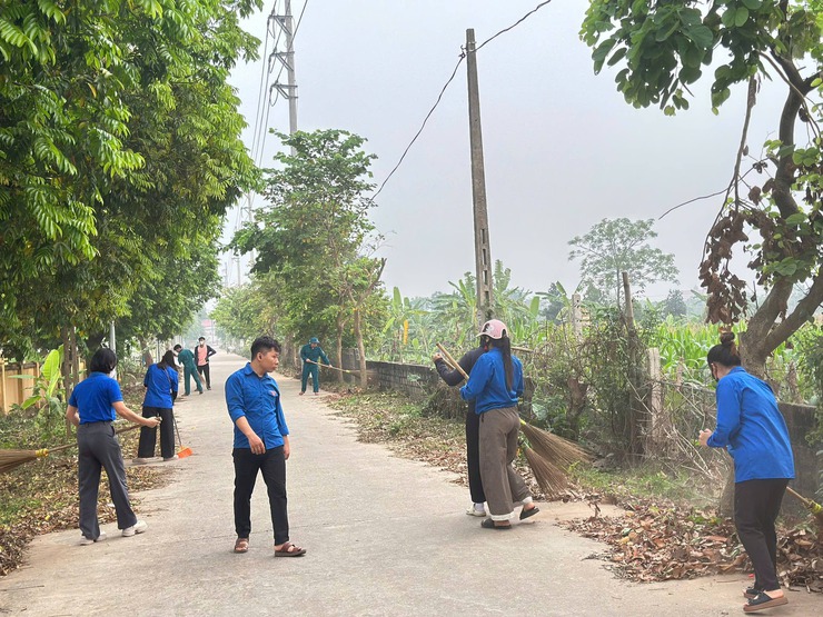 Tuổi trẻ xã Bất Bạt: xung kích, tình nguyện trong hoạt động "Ngày chủ nhật xanh" góp phần xây dựng quê hương sáng - xanh - sạch - đẹp- Ảnh 1.