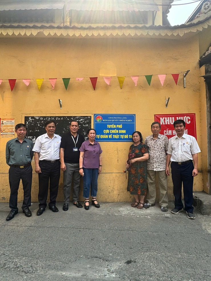 HỘI CỰU CHIẾN BINH PHƯỜNG LÁNG VỚI MÔ HÌNH “TUYẾN PHỐ TỰ QUẢN VỀ TRẬT TỰ ĐÔ THỊ” - Ảnh 1.