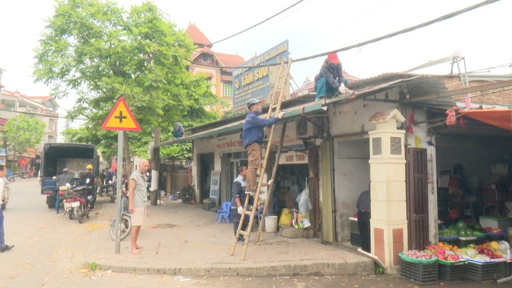UBND xã quyết liệt giải toả vi phạm hàng lang an toàn giao thông trên địa bàn - Ảnh 7.