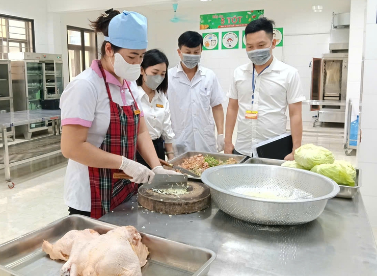 KIỂM TRA AN TOÀN THỰC PHẨM TẠI TRƯỜNG MẦM NON, TIỂU HỌC KIM ĐƯỜNG VÀ ĐÔNG LỖ.- Ảnh 3.