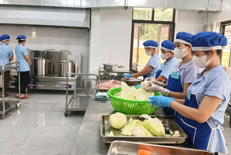 Đợt kiểm tra an toàn thực phẩm bước sang ngày thứ 5: Tăng cường kiểm soát bếp ăn bán trú.- Ảnh 6.