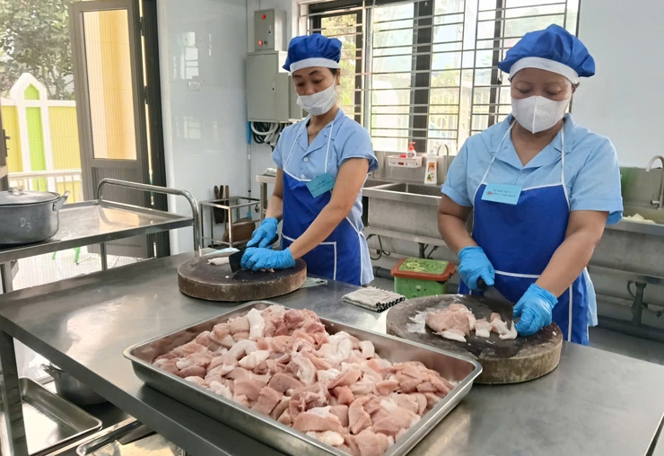 Đợt kiểm tra an toàn thực phẩm bước sang ngày thứ 5: Tăng cường kiểm soát bếp ăn bán trú.- Ảnh 5.