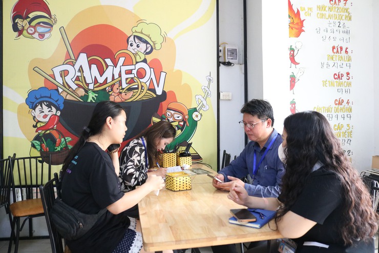 Đoàn kiểm tra liên ngành của UBND xã kiểm tra ATTP một số cơ sở kinh doanh, dịch vụ ăn uống và sản xuất thực phẩm tại thôn Thái Hòa, thôn Đạo Ngạn và thôn Liên Hợp- Ảnh 1.