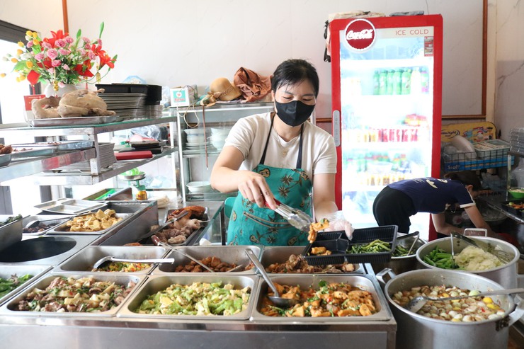 Đoàn kiểm tra liên ngành của UBND xã kiểm tra ATTP một số cơ sở kinh doanh, dịch vụ ăn uống và sản xuất thực phẩm tại thôn Thái Hòa, thôn Đạo Ngạn và thôn Liên Hợp- Ảnh 2.