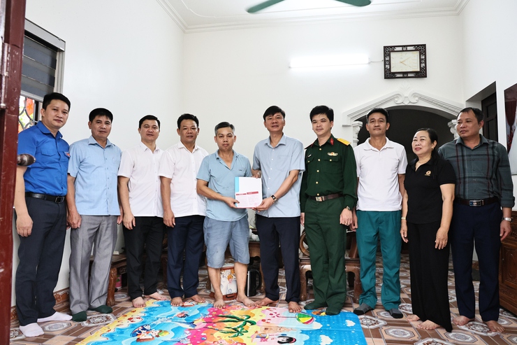 HOÀ XÁ TỔ CHỨC TRAO TẶNG SỔ TIẾT KIỆM CHO GIA ĐÌNH CÓ THANH NIÊN LÊN ĐƯỜNG NHẬP NGŨ NĂM 2026- Ảnh 1.