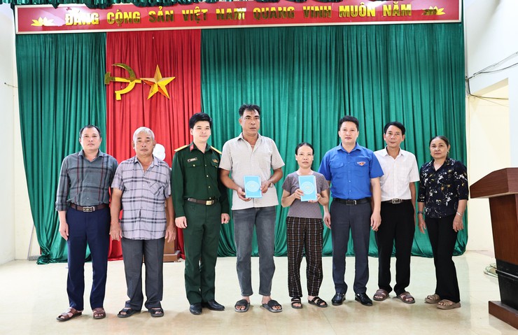 HOÀ XÁ TỔ CHỨC TRAO TẶNG SỔ TIẾT KIỆM CHO GIA ĐÌNH CÓ THANH NIÊN LÊN ĐƯỜNG NHẬP NGŨ NĂM 2026- Ảnh 3.