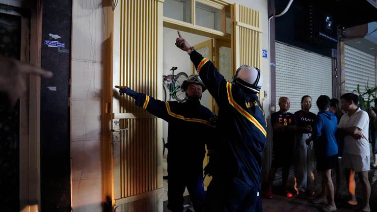 Kịp thời cứu 05 người mắc kẹt trong vụ cháy nhà dân tại phường Hồng Hà- Ảnh 2.