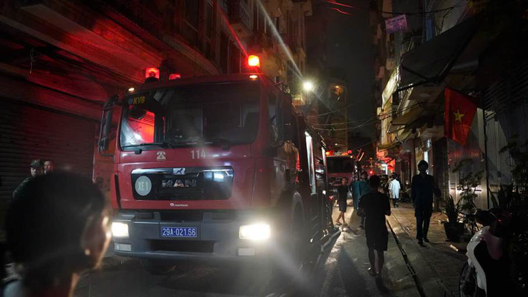 Kịp thời cứu 05 người mắc kẹt trong vụ cháy nhà dân tại phường Hồng Hà- Ảnh 1.