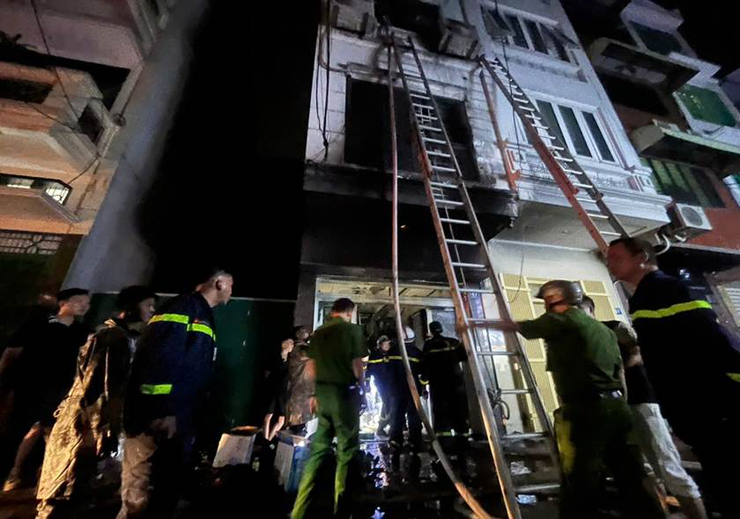 Kịp thời cứu 05 người mắc kẹt trong vụ cháy nhà dân tại phường Hồng Hà- Ảnh 3.