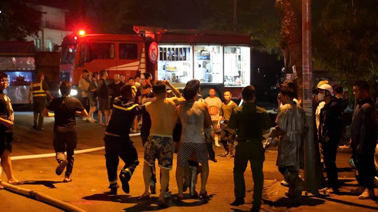 Kịp thời cứu 05 người mắc kẹt trong vụ cháy nhà dân tại phường Hồng Hà- Ảnh 7.