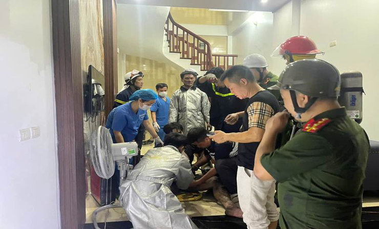 Kịp thời cứu 05 người mắc kẹt trong vụ cháy nhà dân tại phường Hồng Hà- Ảnh 8.